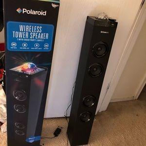 Wireless tower speaker